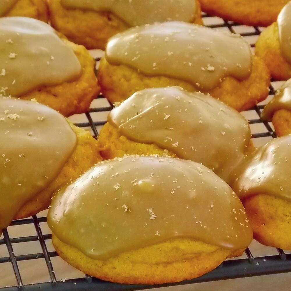 Cookies cooling on a cooling rack.