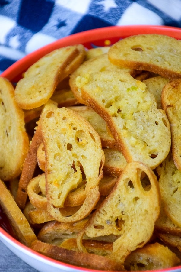 Buttery Garlic Bread Chips #garlic #butter #bread #chips #homemade