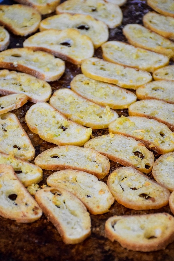 Baked Buttery Garlic Bread Chips #garlic #butter #bread #chips #homemade