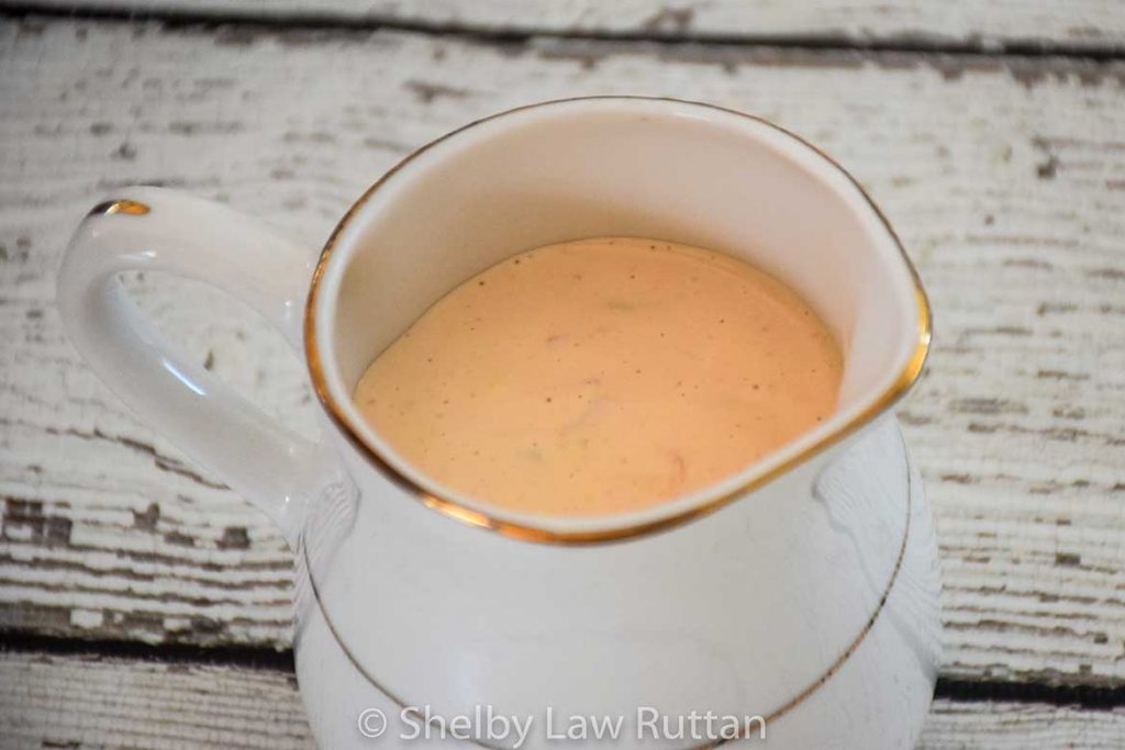 Thousand Island Dressing, un basso contenuto di carboidrati, senza zucchero condimento per l'insalata fatta in casa in una crema, oro tagliato brocca