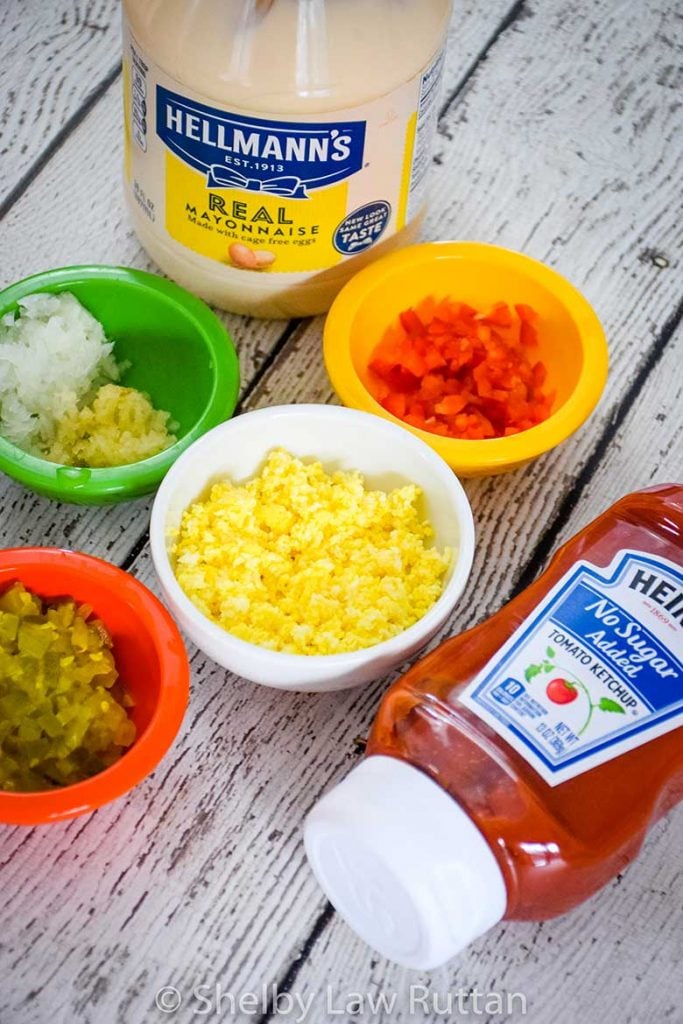  lav Carb, sukkerfri ingredienser til salat Dressing ingredienser, hakket sød pickle, hakket løg og hvidløg, hakket rød peber, hårdkogt æg, mayonnaise og sukkerfri ketchup