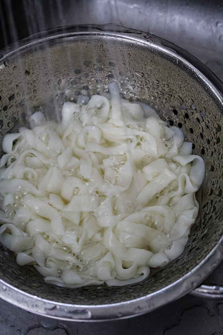 Rinsing shirataki noodles in hot water