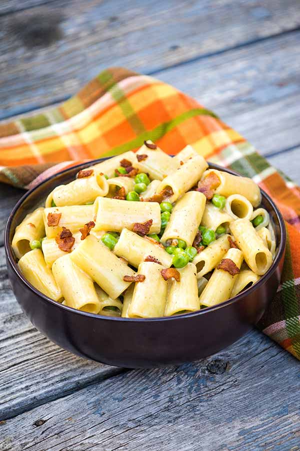 A bowlful of creamy one pot alfredo.