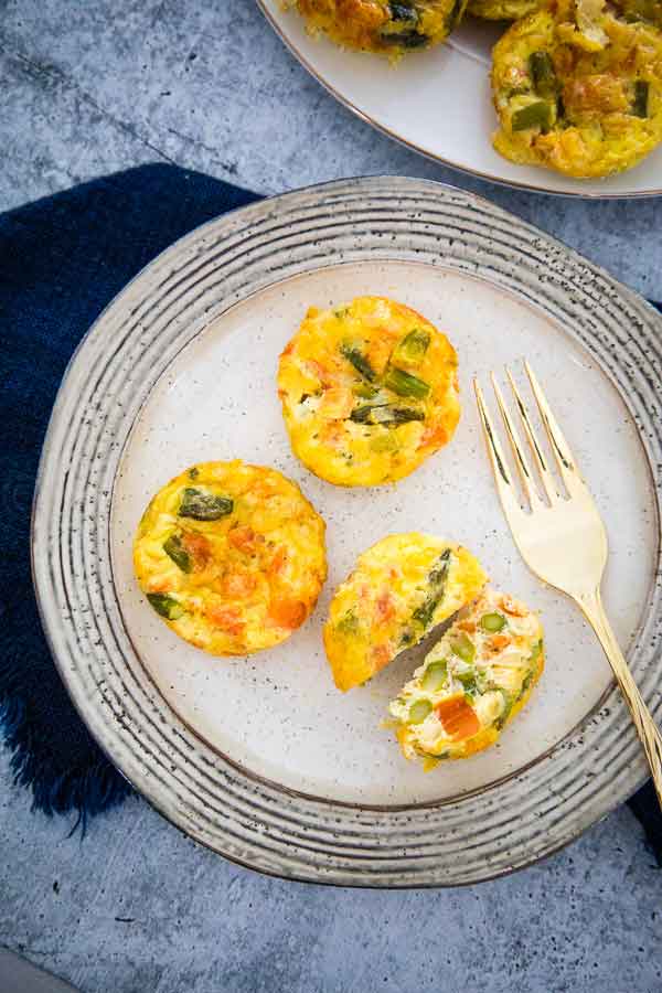 Egg Muffin Cups with Asparagus and Tomato