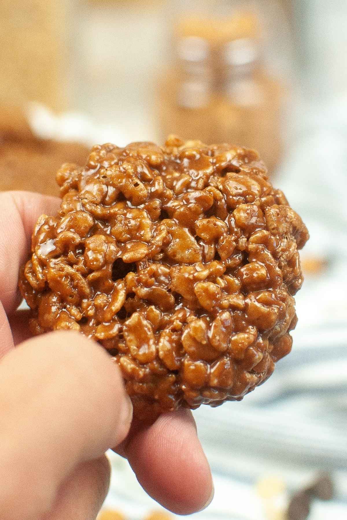 A hand holding one star crunch cookie.